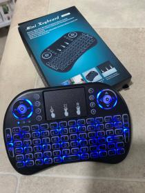 Clavier sans fil Tricolor rétroéclairé USB multimédia contrôle == لوحة مفاتيح لاسلكية ثلاثية الألوان بإضاءة خلفية USB للتحكم في الوسائط المتعددة